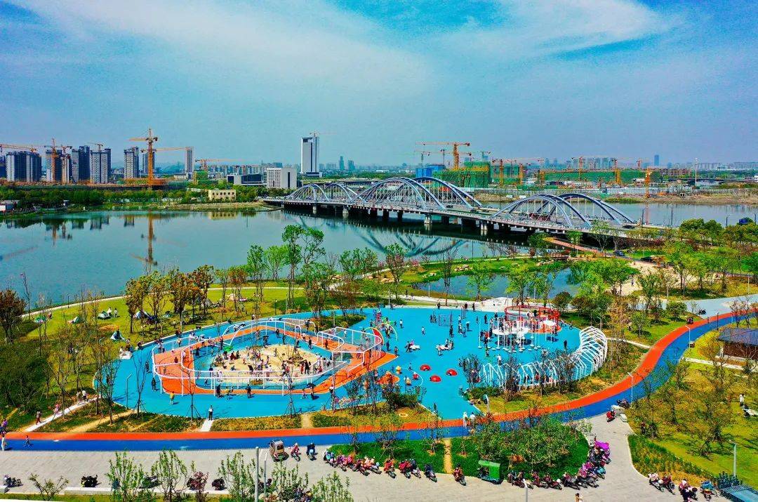 滨河公园实景 / 图源绍兴镜湖公众号园区东侧是被誉为镜湖"纽约公园"