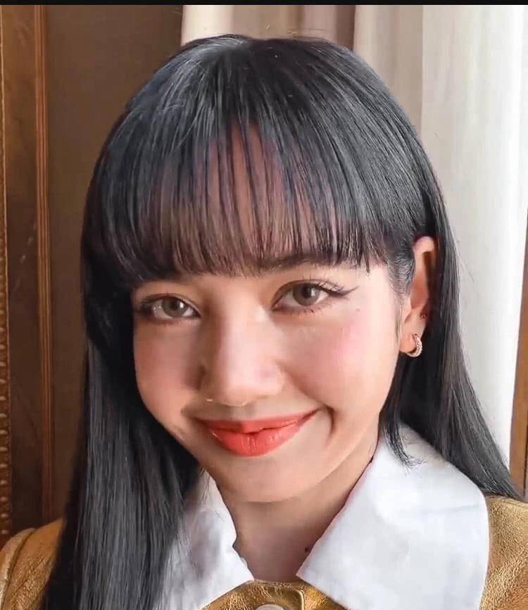 原创lisa怼脸照关掉美颜后五官粗糙脂肪粒扎堆真人芭比形象翻车