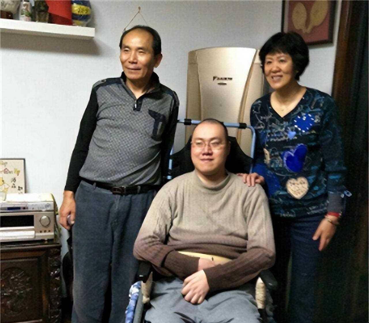 原创瘫痪十七年的汤淼现状家人各自新生活女儿七岁了