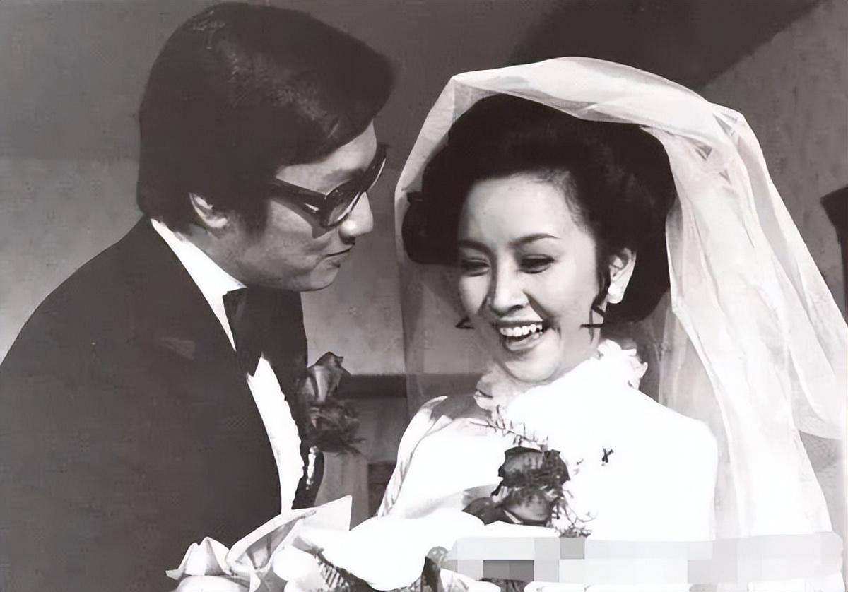 1985年34岁的狄波拉敲开赌王何鸿燊的房门撕碎了谢贤的体面