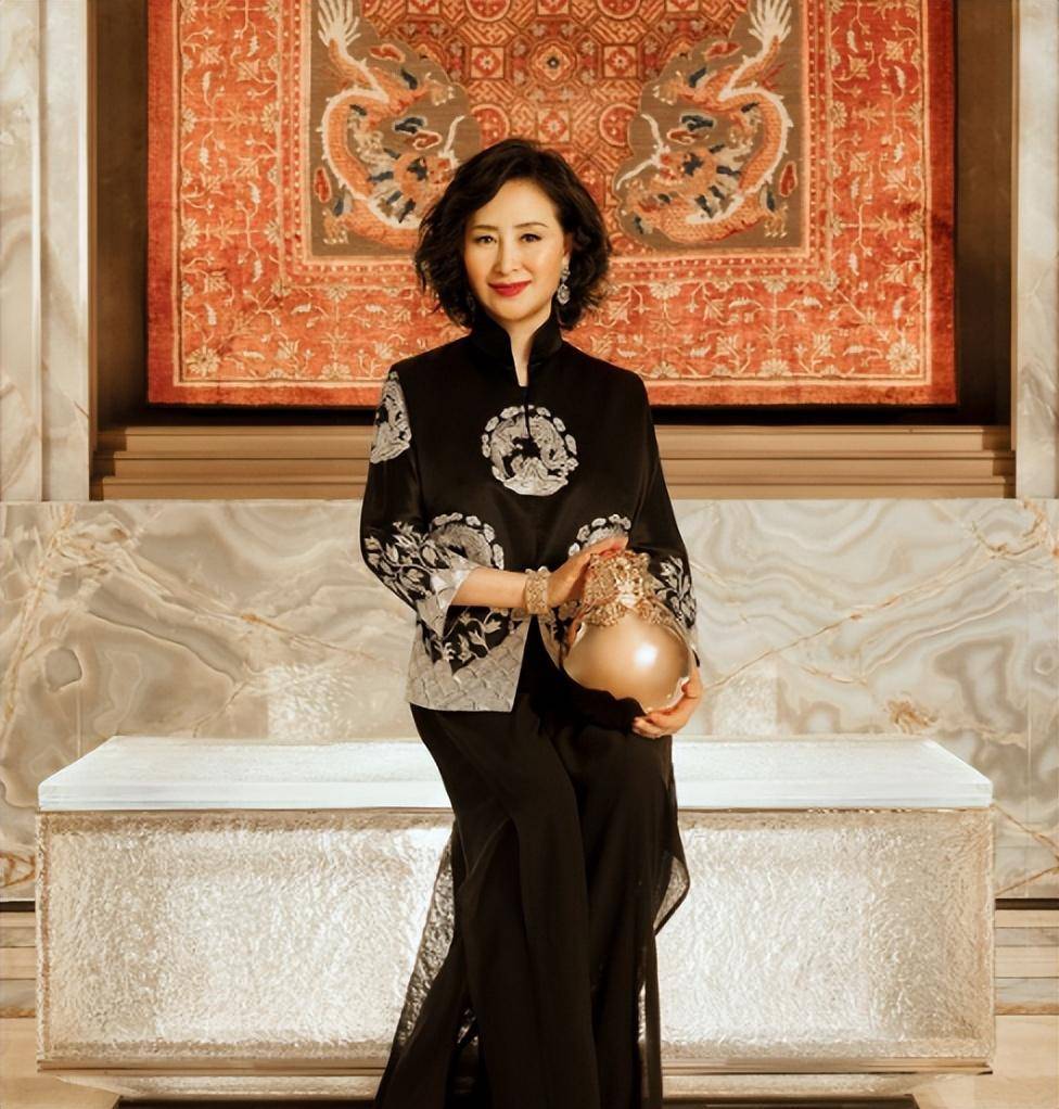 原创何超琼现身慈善之夜穿鱼尾旗袍上围傲人与董明珠同场如两代人