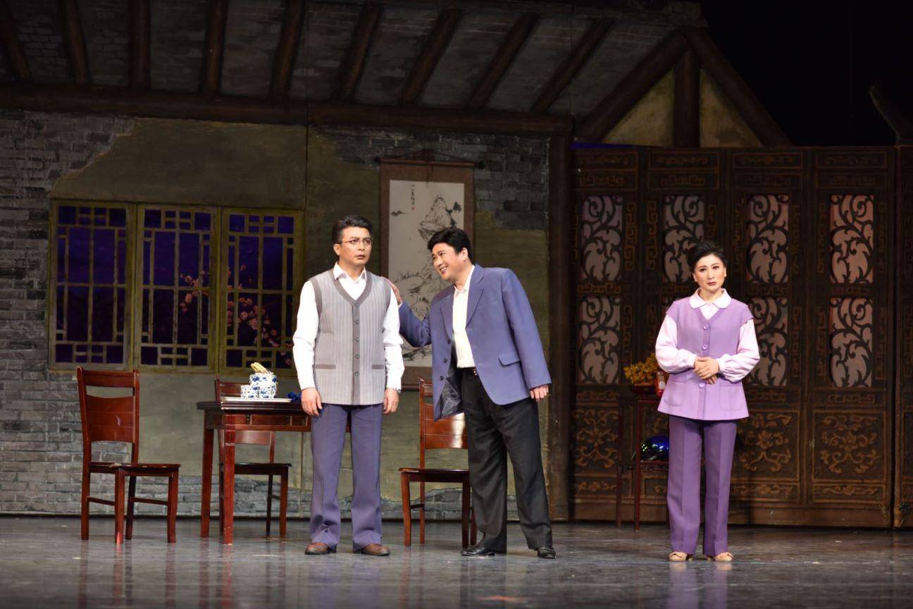 淮剧《小镇》将在"尔滨"上演_朱文轩_音乐_忏悔