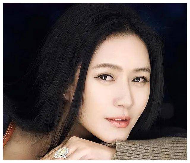 她21岁出道31岁嫁豪门39岁继承百亿遗产如今44岁美若少女