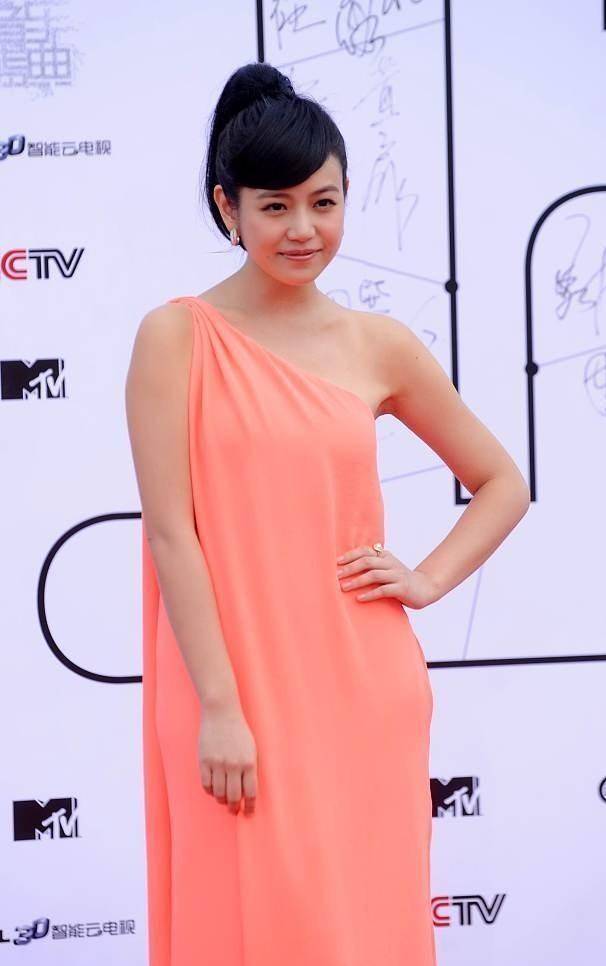 原创陈妍希这造型好难驾驭啊肉粉色雪纺裙有点显黑发型也很奇特
