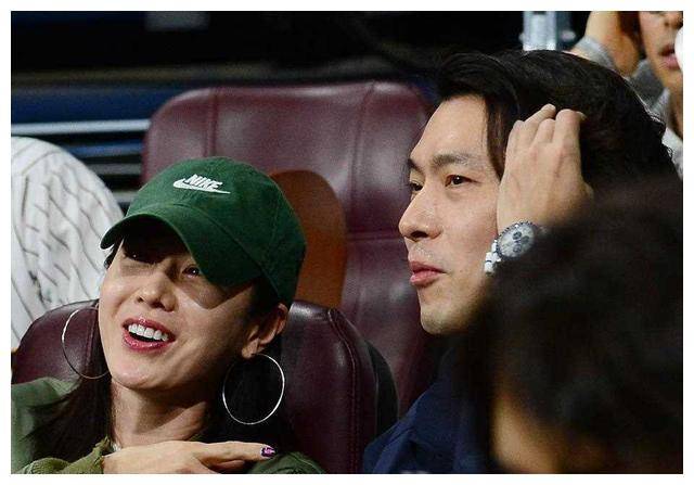 韩星夫妇同框观球赛宋仲基脸肿幸福溢满甜蜜气息扑面而来