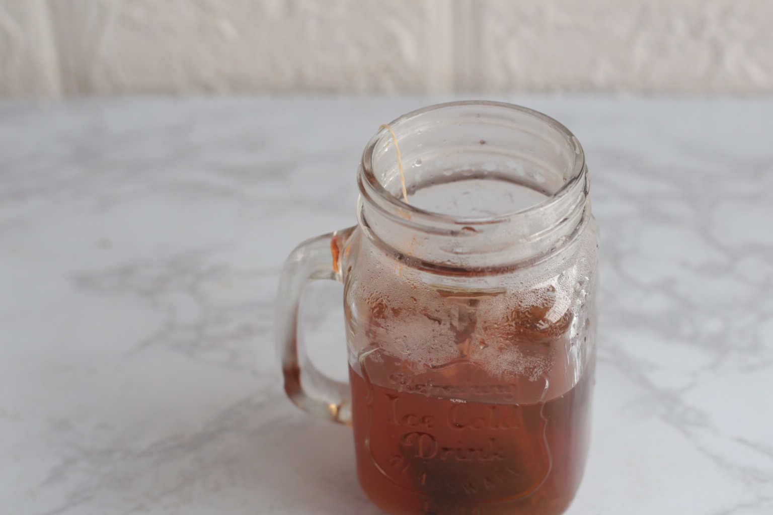 4,把红茶水倒入,小火煮开.5,倒入250毫升牛奶,再次煮开即可.