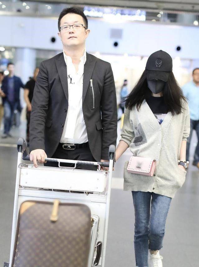 姚笛与富二代男友十指紧扣,浑身的奢侈品名牌,网友:男财女貌!_高杰_照