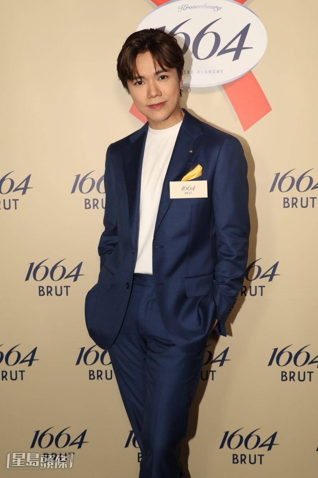 张敬轩邀10位美女粉丝搞多人口部运动自曝怕做错事很少喝醉