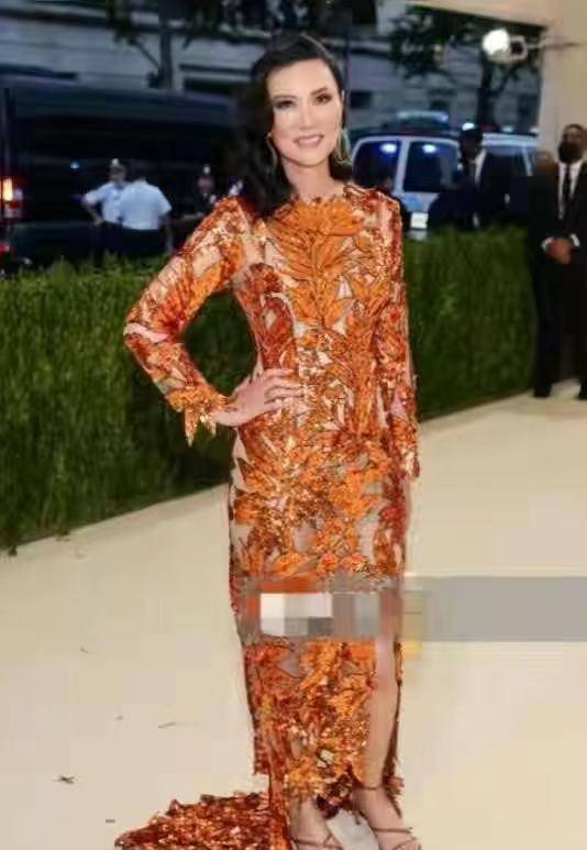 原创邓文迪怎么突然老了法令纹严重苹果肌下垂穿凉鞋脚挤变形