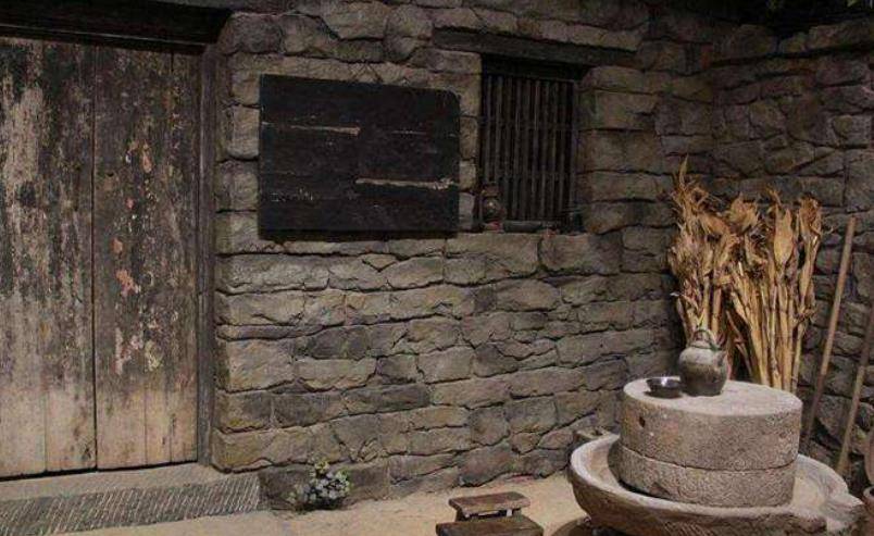 原创92岁孤寡老人梁富生花费26万自建活死人墓提前举办葬礼