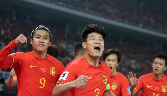 国足大胜武磊双响费南多建功李源一红牌事件回顾