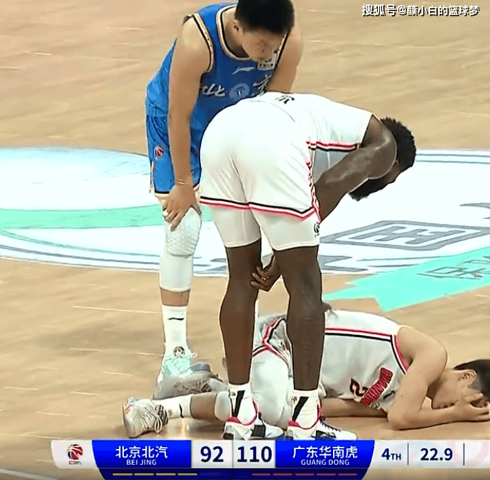 徐杰当时的表情很痛苦,他一直捂着自己的脚踝,乔丹-贝尔上前询问伤势