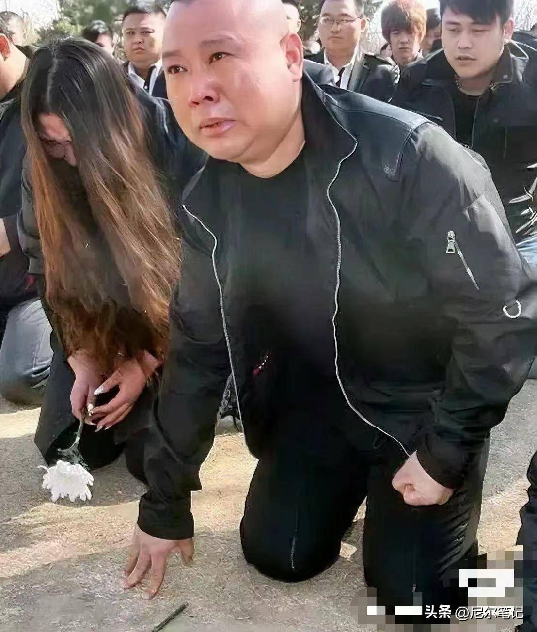 这一闹,师娘王惠也跪下了,郭德纲更是含泪献唱《未央宫》,从此两人