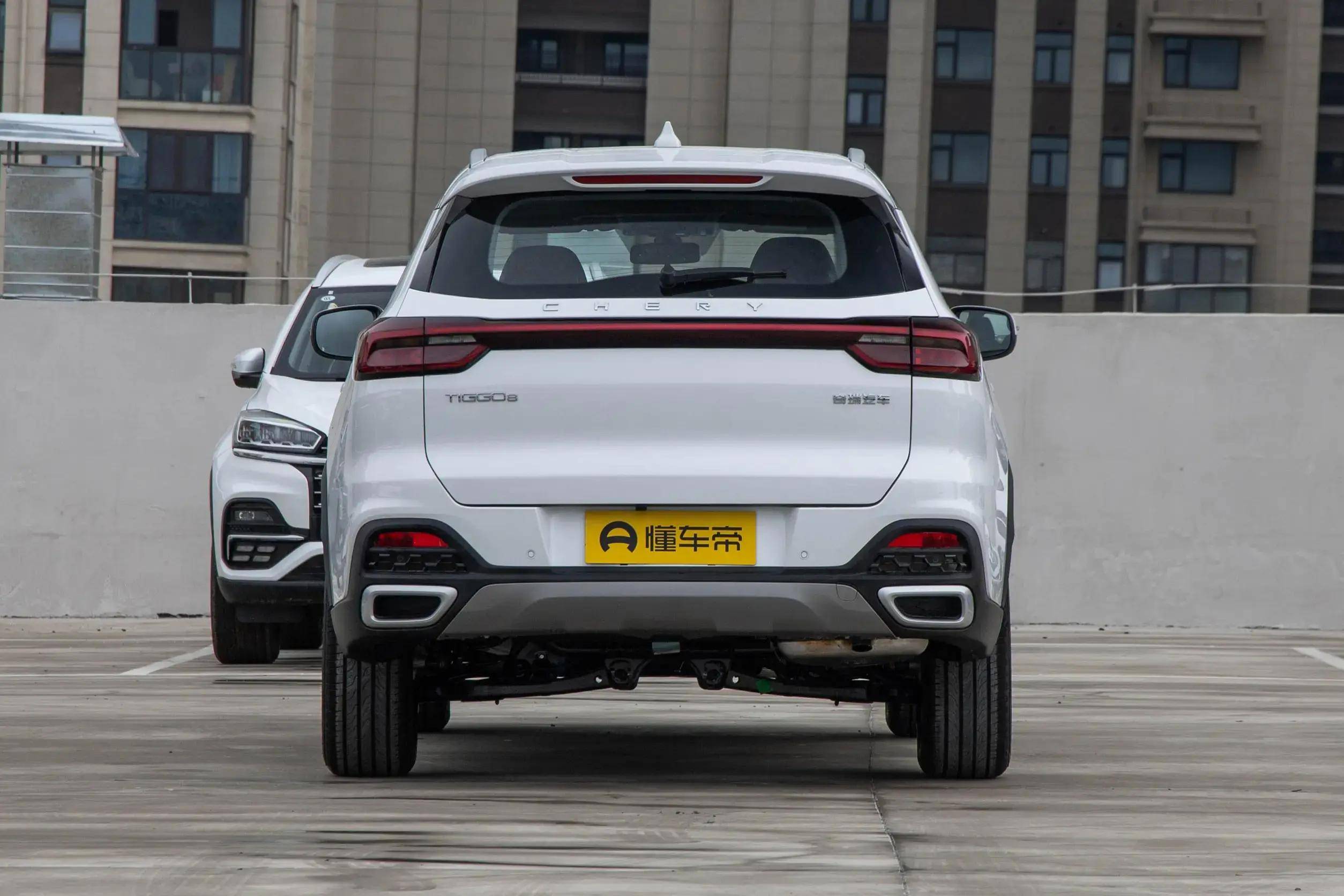 从侧面看,车子的轮圈规格为235/55 r18,轮胎和车身尺寸搭配在一起