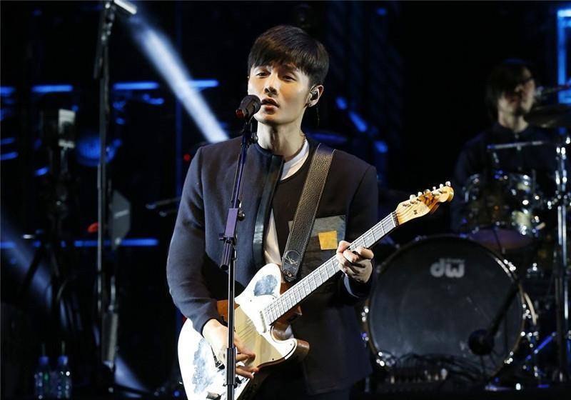 杨丞琳发李荣浩与柴犬的对比照粘贴复制的表情堪称狗界李荣浩