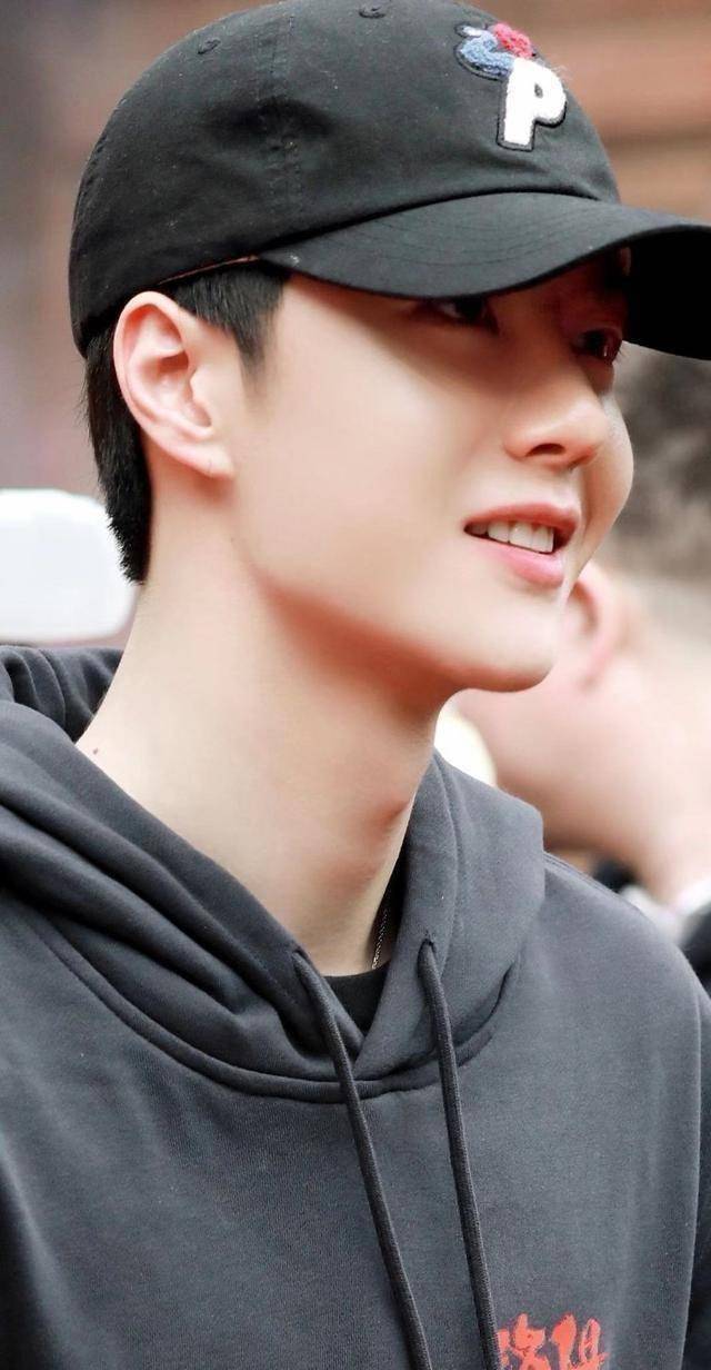 开机,王一博状态极佳,老板杜华亲自陪同,这点很重要_黄明昊_回应_妈妈