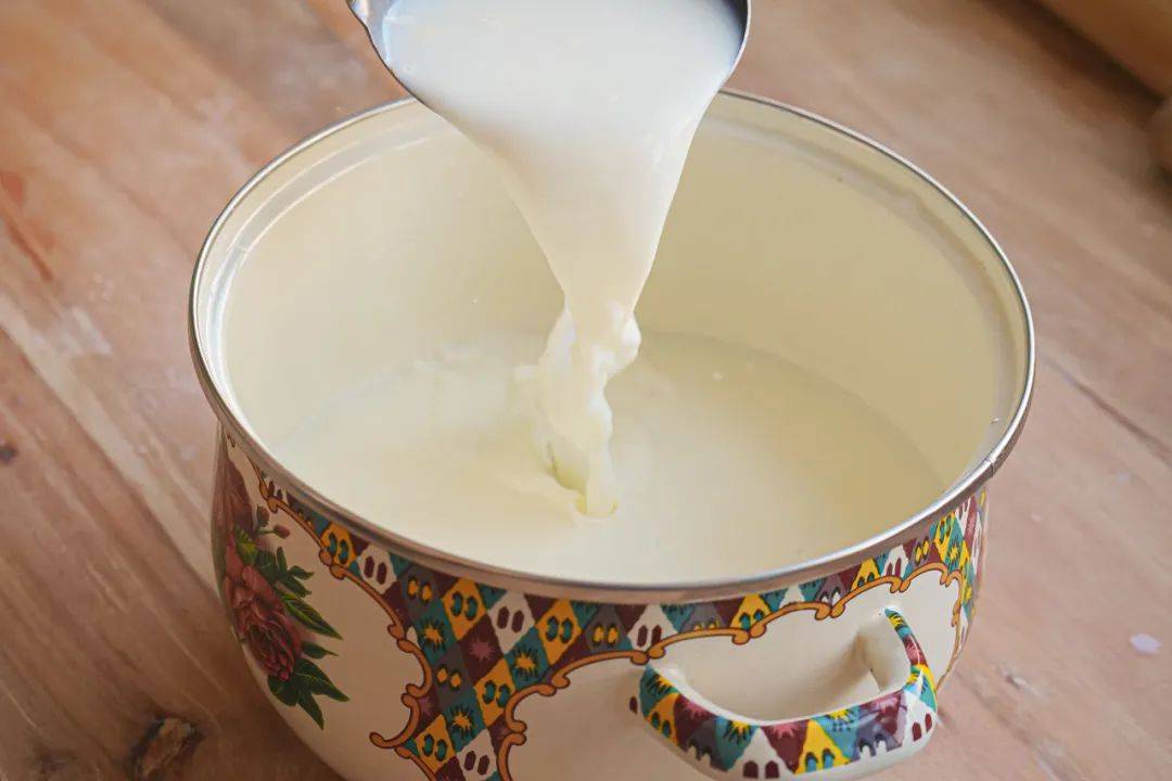 的那样神,也并不是"成分接近人类母乳"——骆驼奶糖含量远远低于母乳