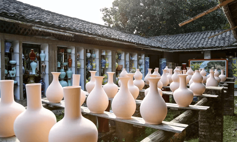 3集的篇幅里,这部剧巧妙地把瓷都2000多年的冶陶史,1000多年的官窑史