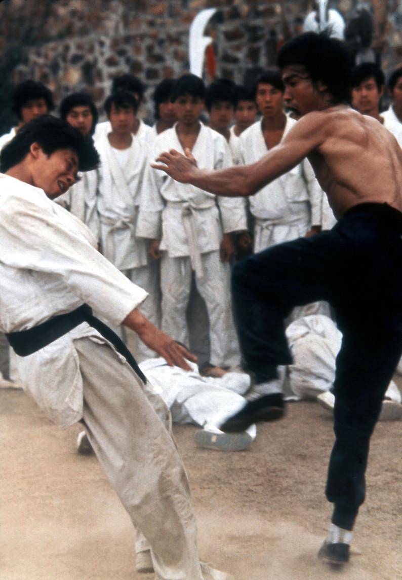 原创47年前李小龙拍摄龙争虎斗剧中成龙十几秒就被李小龙解决