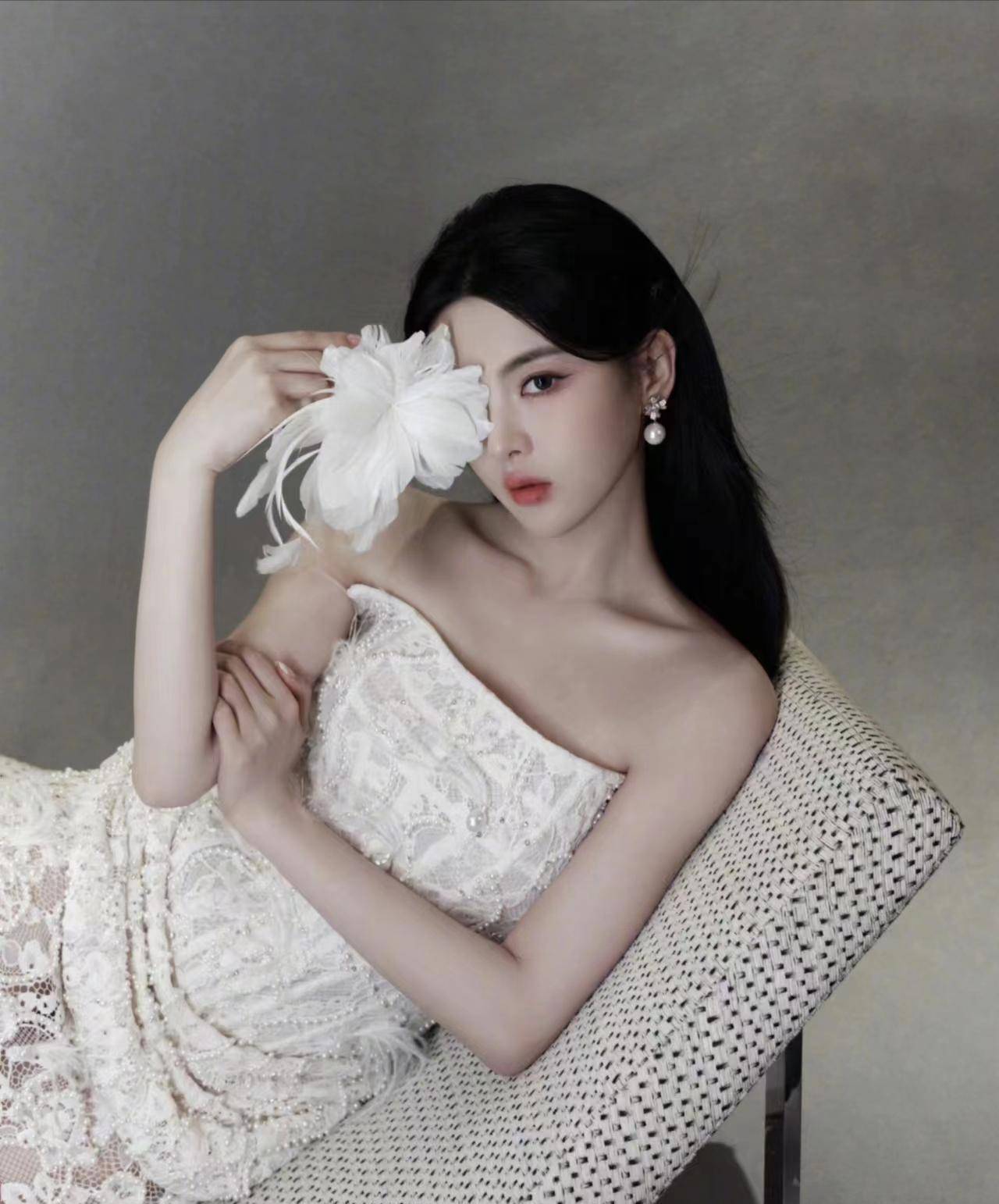 上海时装周高调复出,让出c位且遭小花们抢尽风头_杨颖_超越了_胡连欣