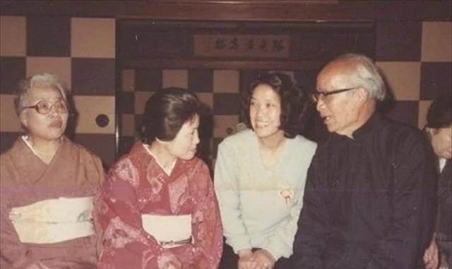 姨太太范秀美18岁丈夫去世护送嫡子朋友胡兰成却彼此暗生情愫