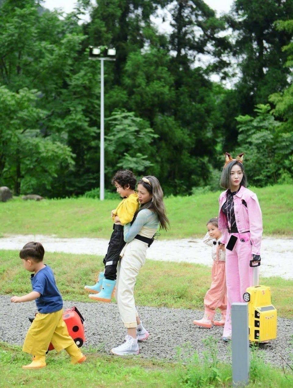 原创许佳琪谢可寅带孩子录综艺穿搭一改往日风格撑儿童伞展姐妹情