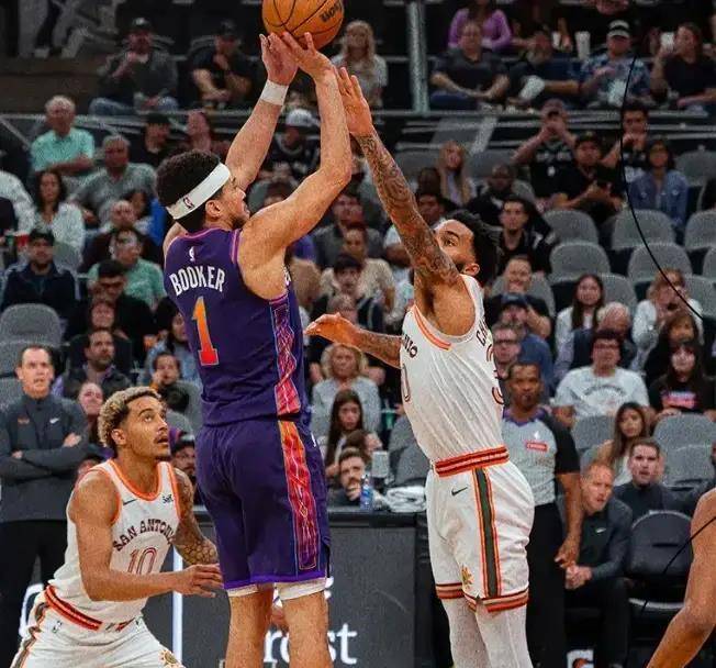 原创爱德华兹22岁布克27岁实力各有千秋那么谁是更好的后卫呢