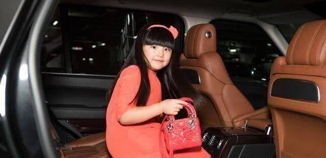 能够开得起劳斯莱斯幻影,也足以说明李湘家的情况,真的是十分的土豪