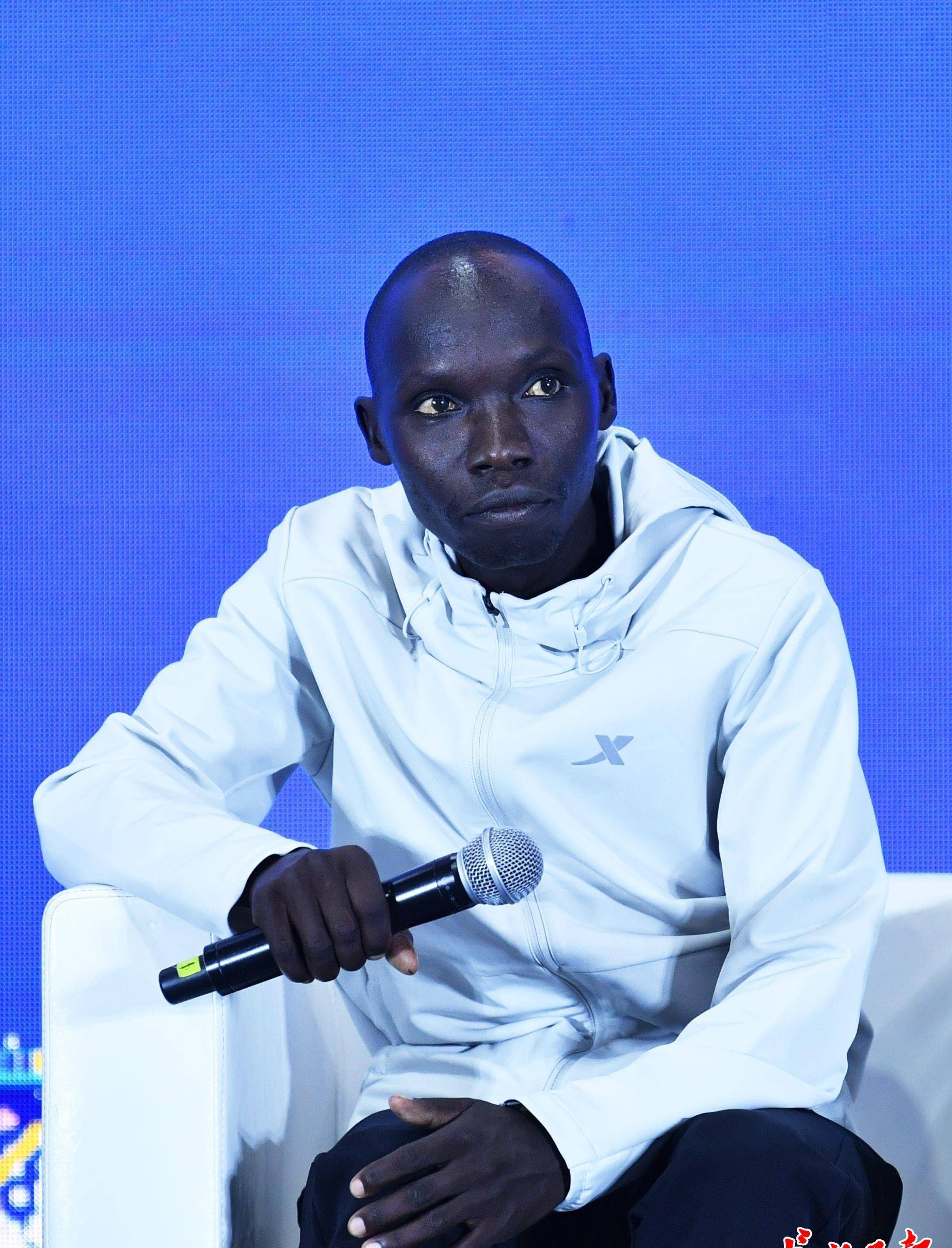 原创肯尼亚长跑高手战汉马雨天也可能跑出最好成绩