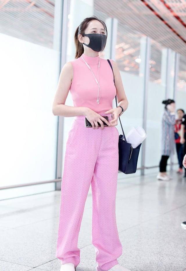 原创陈乔恩太会扮嫩了身穿粉色丝绒裙现身活动胖了也是那么好看