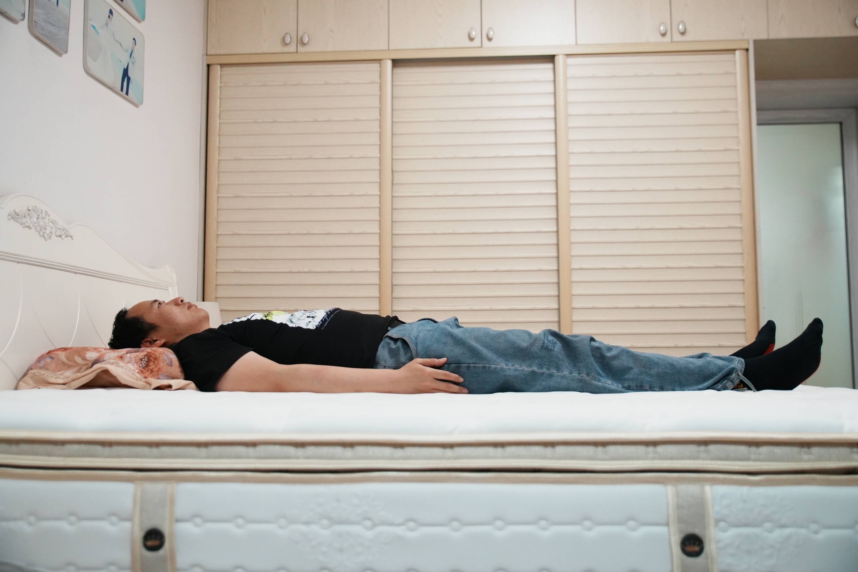 无论是侧着睡还是卧着睡,床垫都能护住腰部,彻底释放工作一天对脊椎