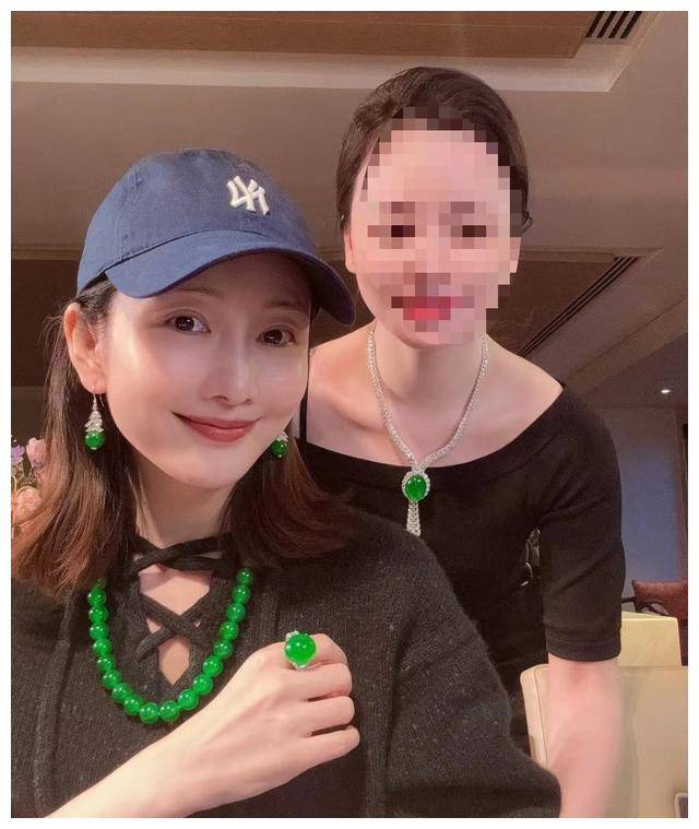 王鸥素颜逛珠宝展展现妈妈魅力试戴千万翡翠抬高自我