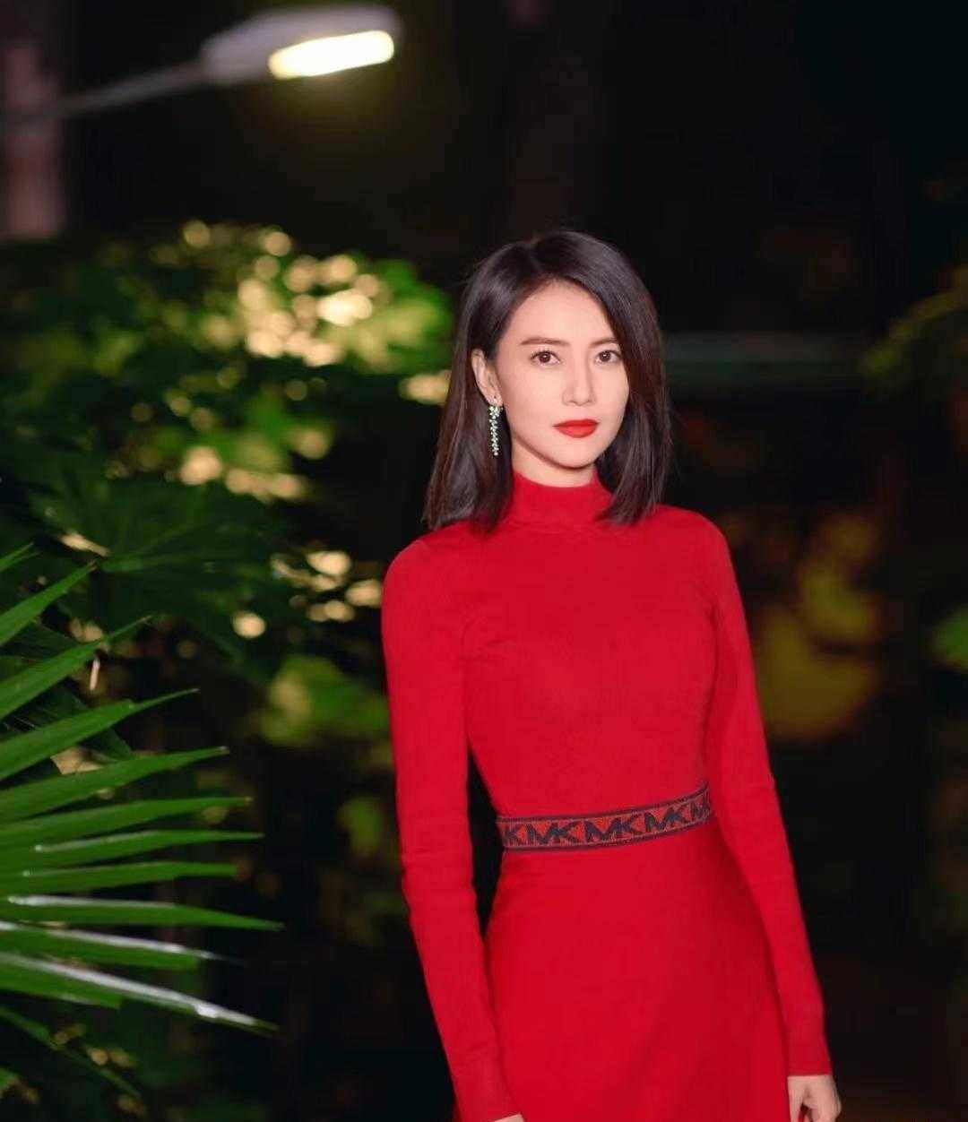 高圆圆新年穿搭太美了穿红色连衣裙配长靴美得精致高级