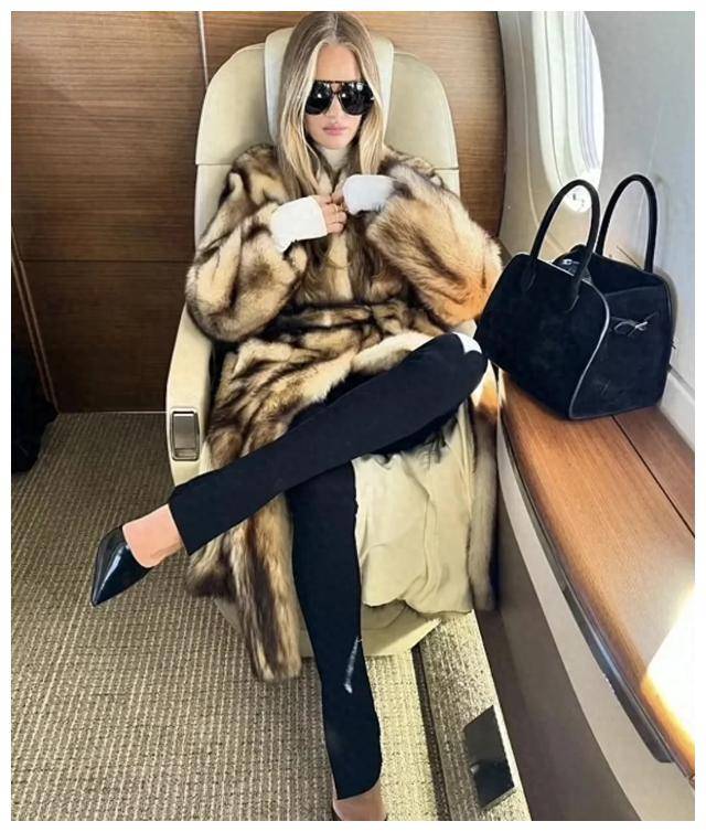 罗茜超模与硬汉杰森同游奢华私人飞机尽显明星范郎才女貌