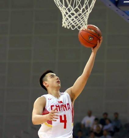 球场风波:崔永熙批评张镇麟选择投篮而非扣篮_张振麟_比赛_赵继伟