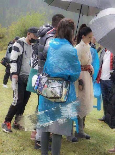 原创有匪路透照中王一博不再万年面瘫变身话痨上演反差萌