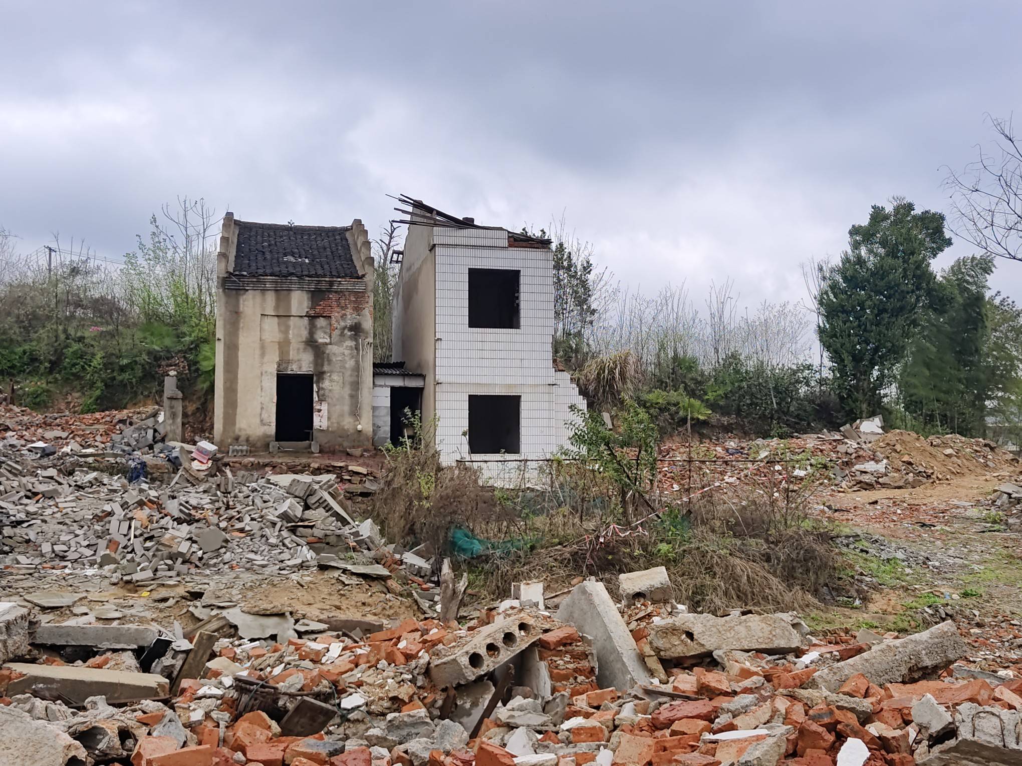 未批先占湖北鄂州市泽林镇裤子塘湾众多村民没看到任何手续其房屋遭到