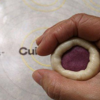 醒发好的油皮等份成12份,两色油酥各等分成6份,盖上保鲜膜防止干皮7