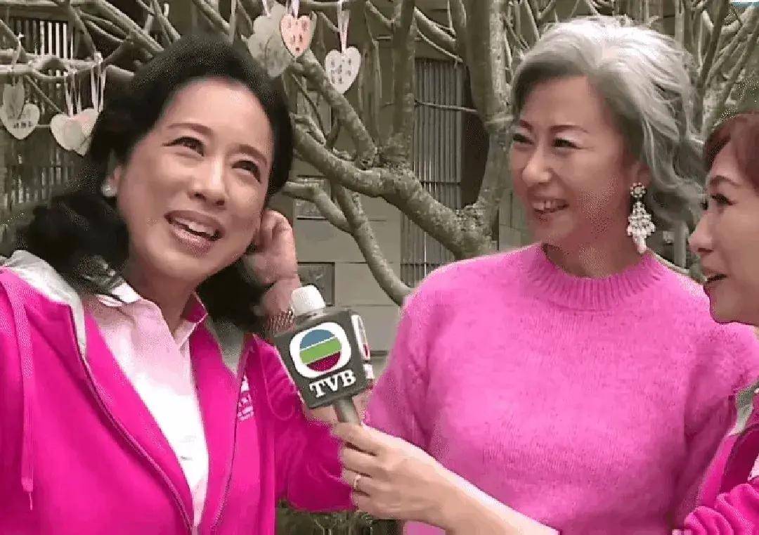 原创62岁叶倩文65岁朱玲玲难得同框二人同穿粉红大气减龄谁更美