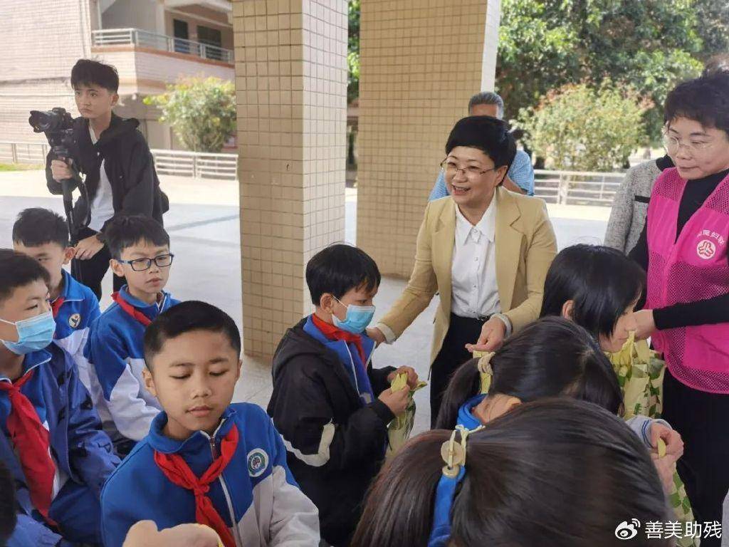 市青少年心理健康辅导协会在东涌镇中心小学举办"爱心家庭 留守儿童"