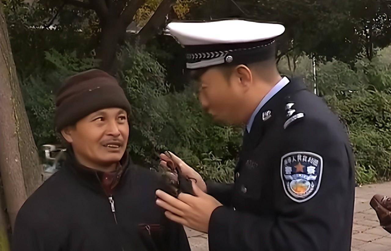 被称唯一开不出罚单的交警,因爆粗遭骂,抑郁三年,被判罚者治愈_谭乔