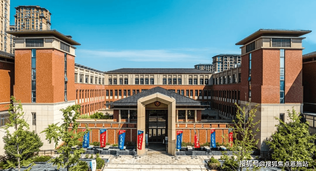 闲湖城里的育海外国语学校是的,在闲湖城业主中,有不少"城西超级大盘"