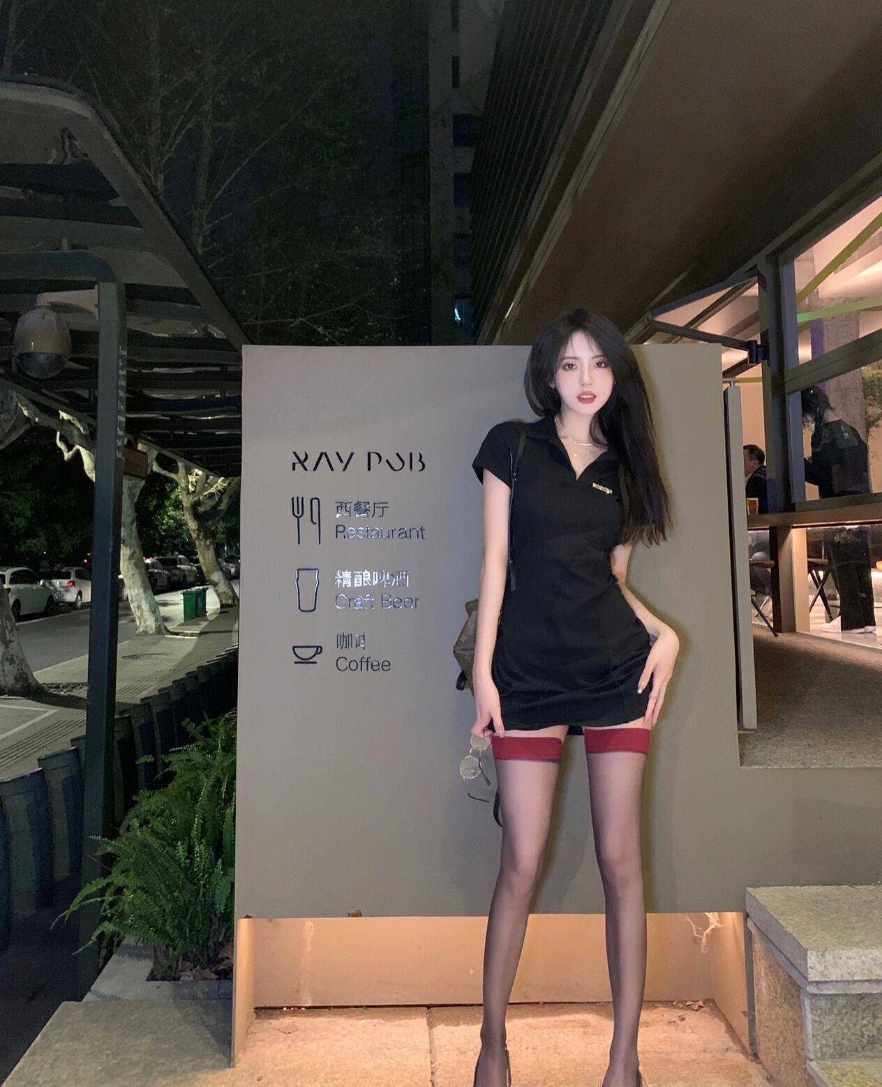 原创身穿小黑裙的小姐姐身材清瘦有优雅气质肯定不乏别人的关注