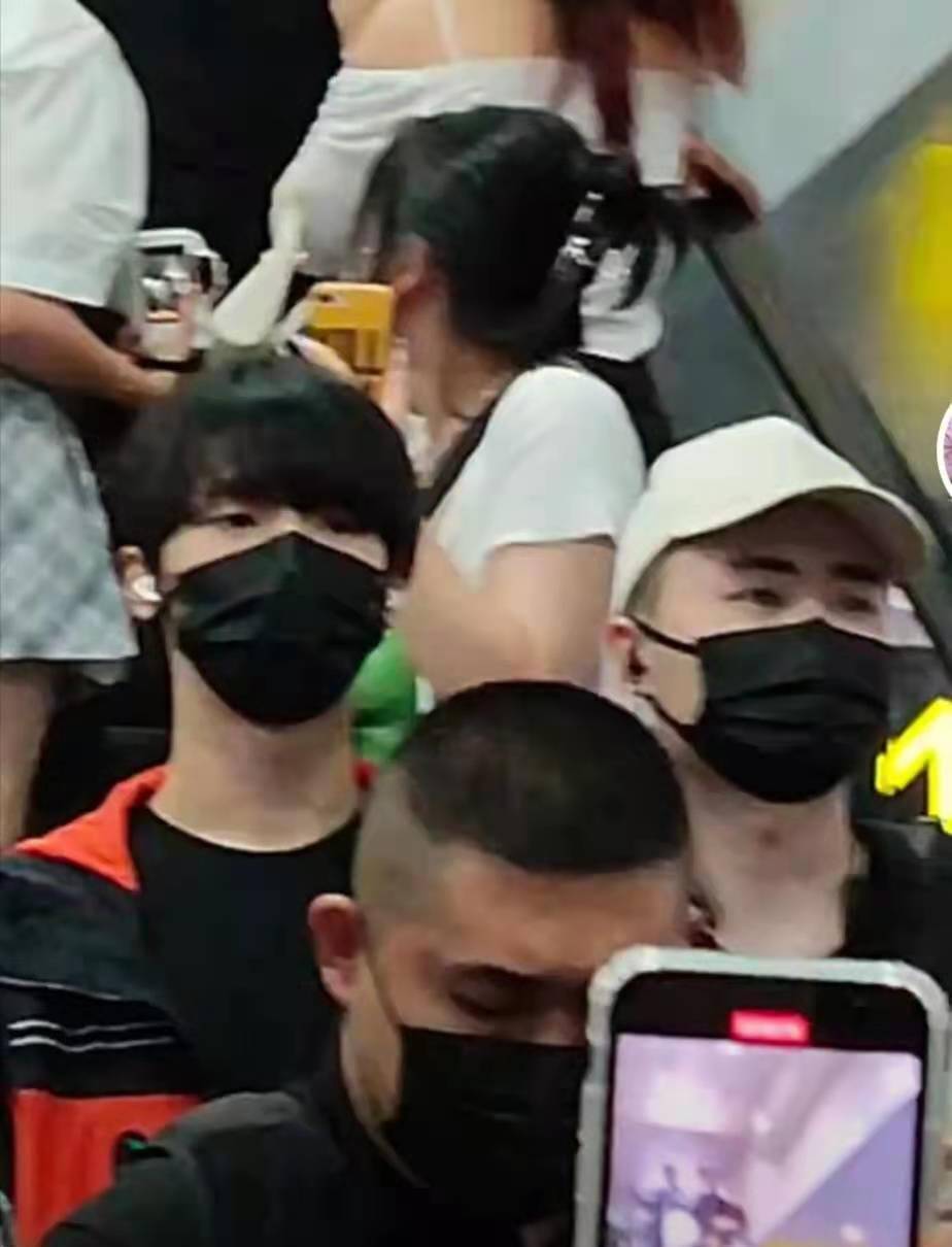 原创时代少年团成员游乐场被围堵宋亚轩马嘉祺被挤到角落三人全程脸色