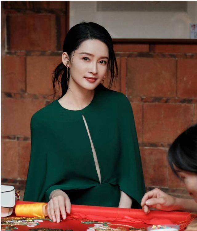 40岁佟丽娅与33岁李沁同框共绽神仙颜值之间