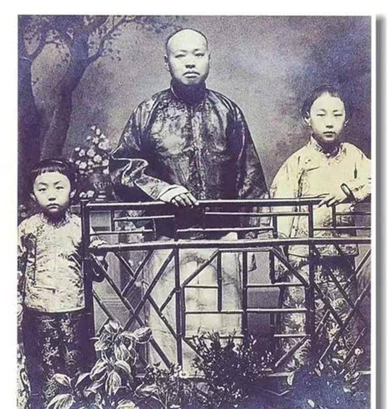 文学功底的张廷重就着重培养她的写作能力,而张爱玲也没有让父亲失望