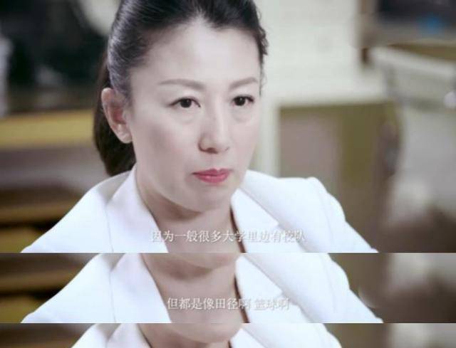 家庭方面,杨扬与商人张震结婚生子,并在40岁那年再得一女,过上了儿女