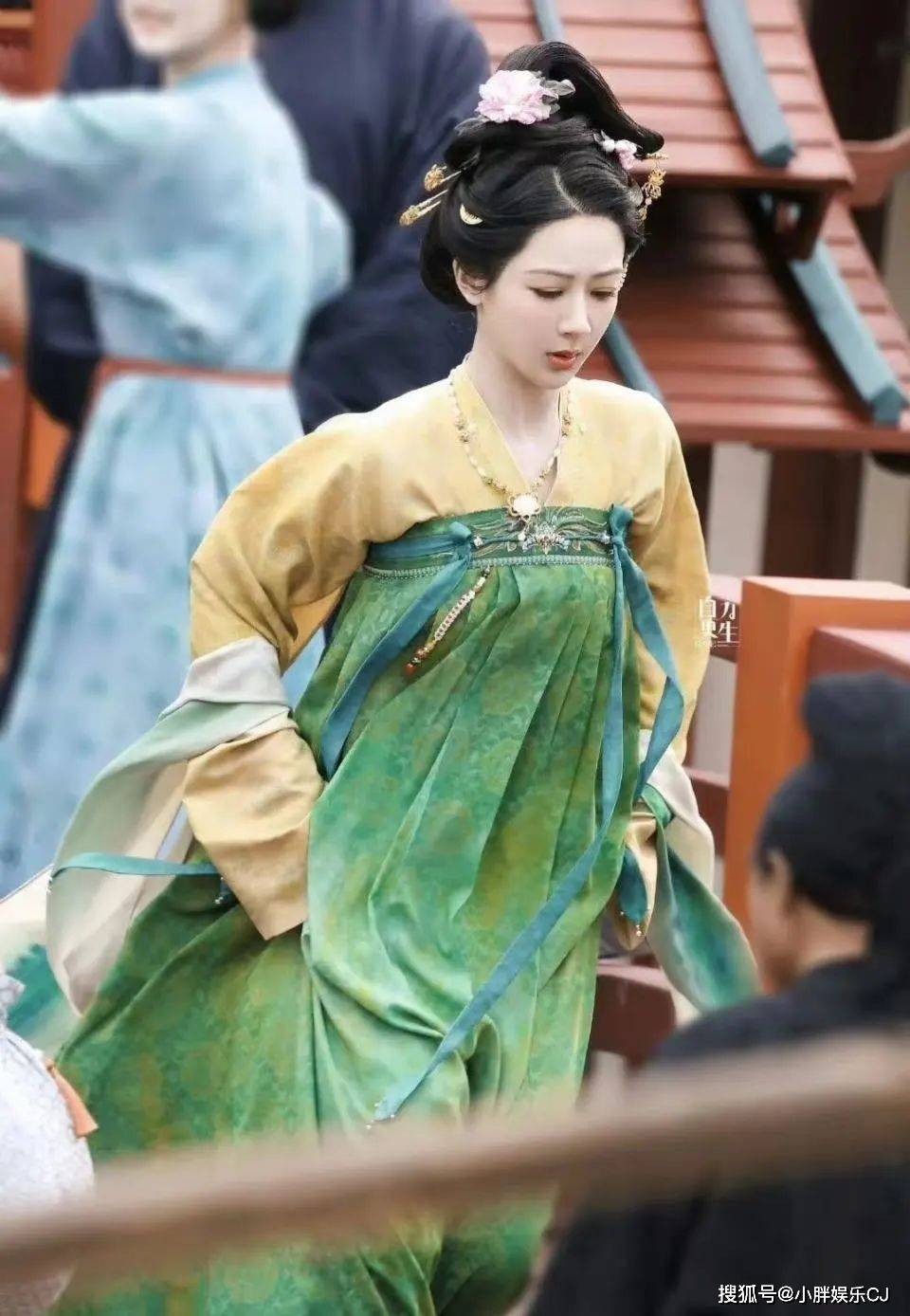 原创杨紫疑似受伤现身医院被拍官方发文腰部稍感不适已无大碍