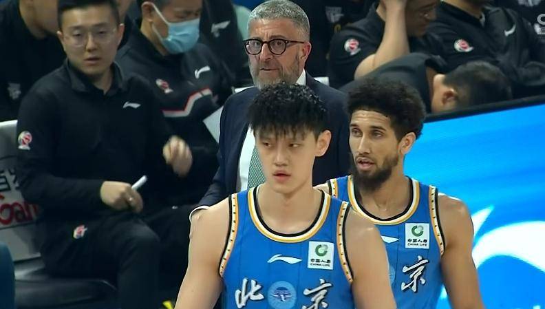 首发方面,北京:田宇翔,方硕,雷蒙,利夫,范子铭;广东:徐杰,胡明轩