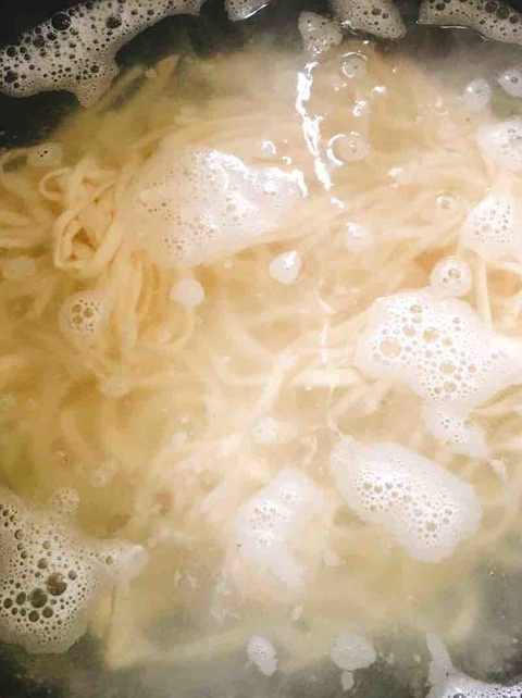 第五步:水烧开后把切好的面条或买来的手擀面下锅,煮熟煮至没有硬芯就